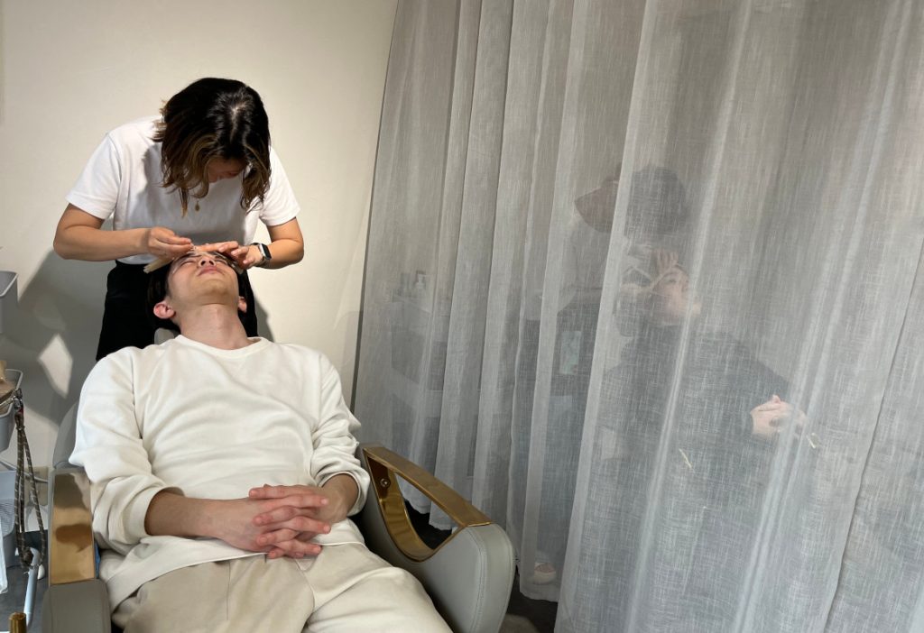 メンズまゆげ専門 Ebroは、男性の眉毛スタイリング サロンです。